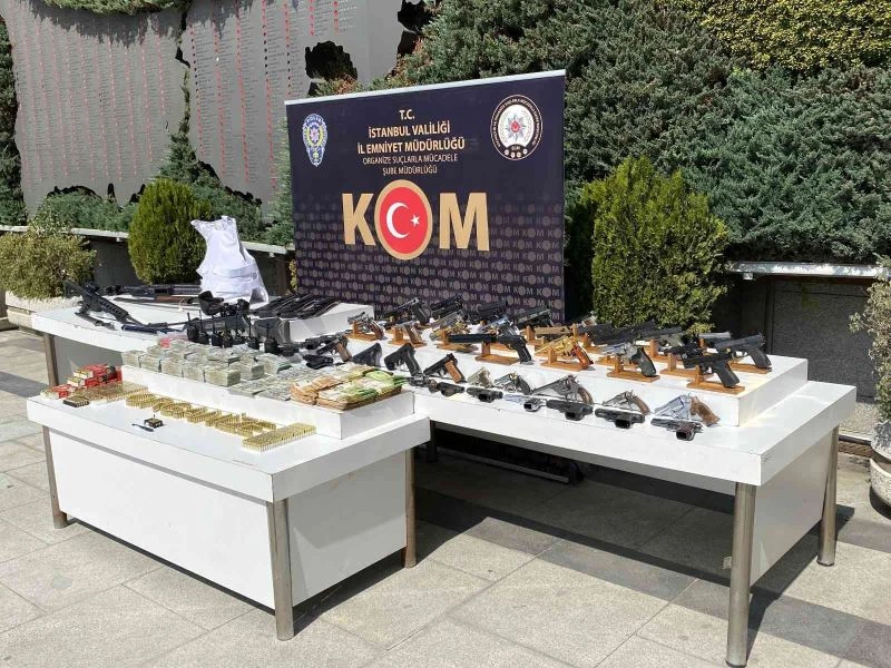 Sarallar operasyonunda ele geçen silahlar sergilendi
