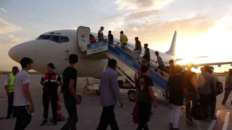 Van’da 408 düzensiz göçmen ülkelerine geri gönderiliyor
