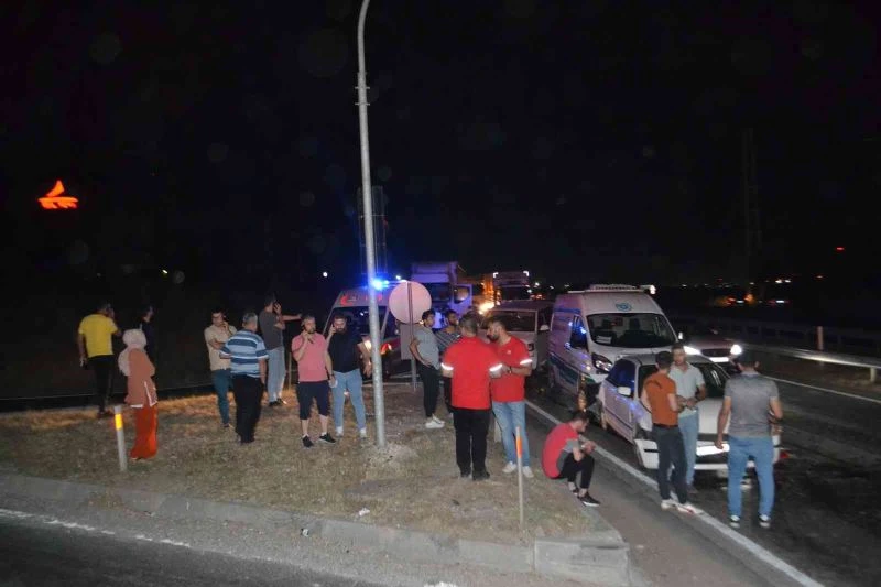 Tekirdağ’da tır kırmızı ışıkta bekleyen 8 aracı biçti: 12 yaralı
