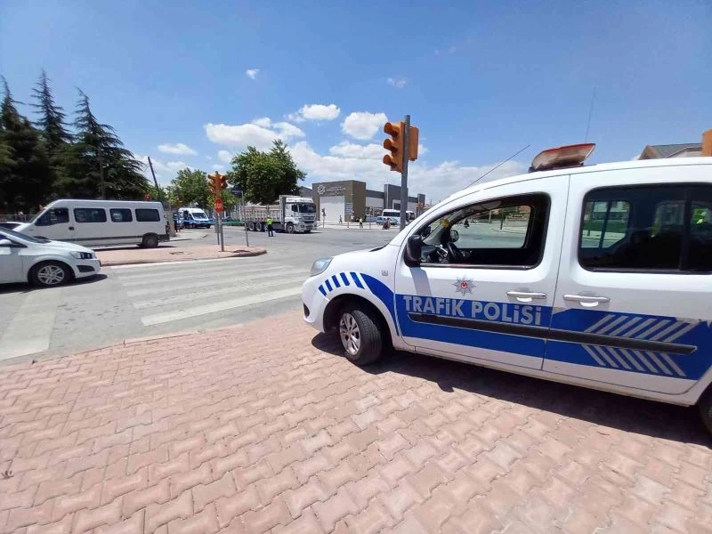 Karşıdan karşıya geçmek isteyen yaşlı adam kamyon çarpması sonucu hayatını kaybetti
