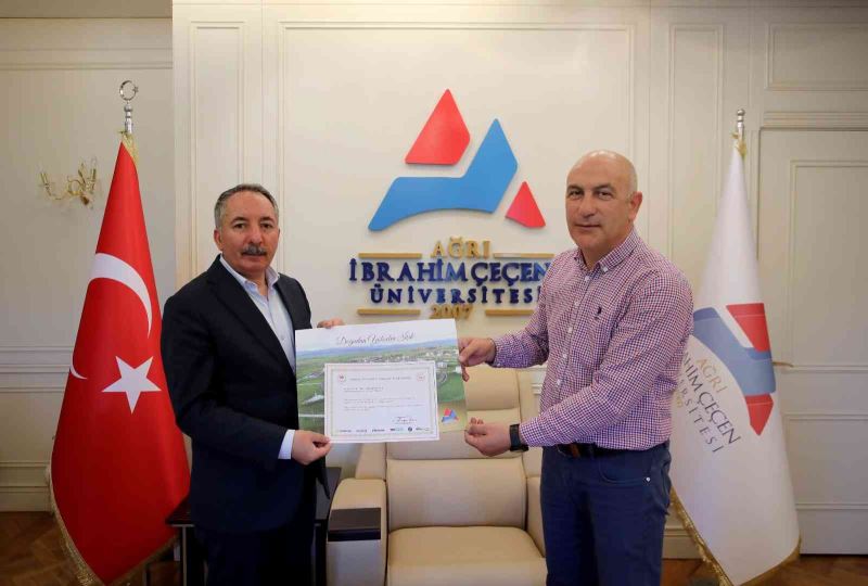 Prof. Dr. Karabulut’a Türkiye Üniversite Sporları Federasyonu’ndan teşekkür belgesi verildi
