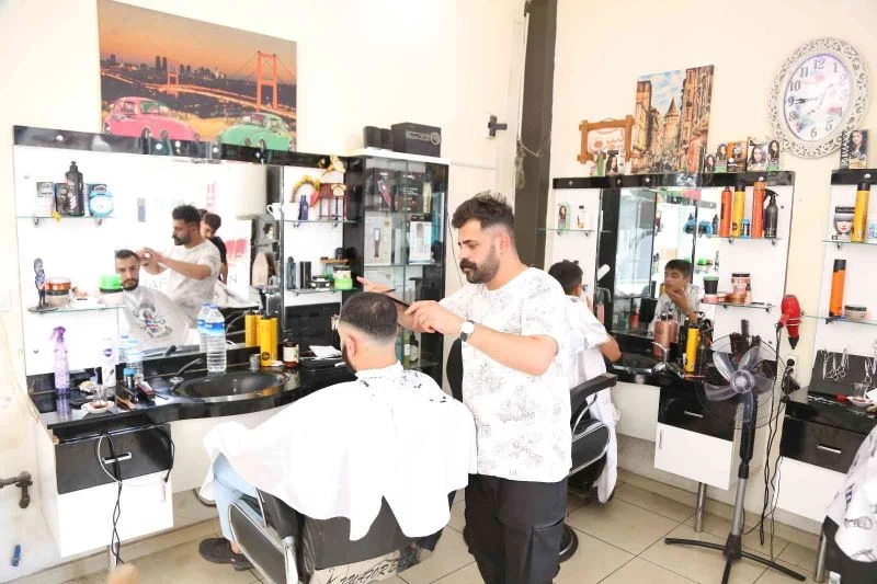 Tatvan’da berberlerin bayram mesaisi
