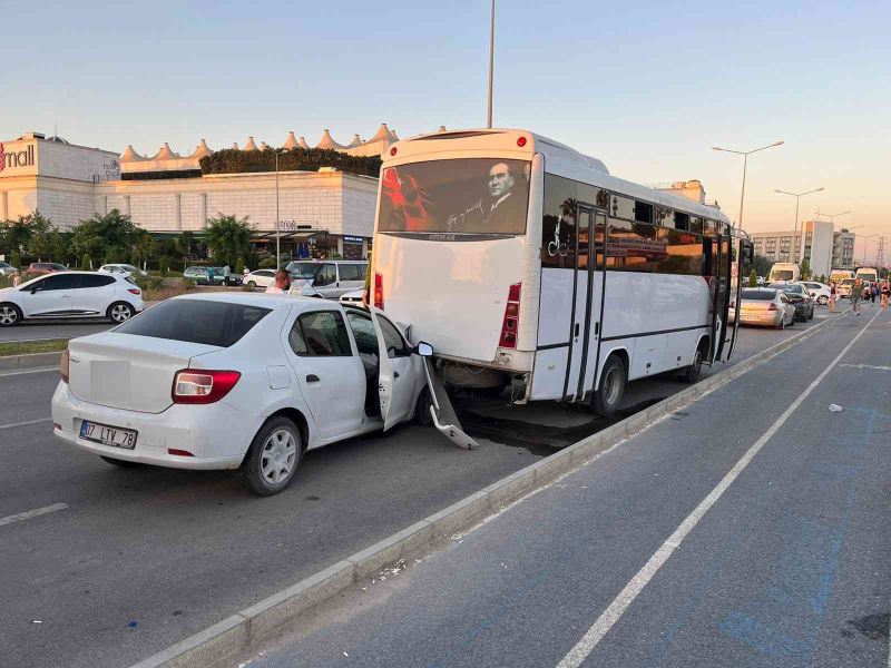 Şehir içi yolcu midibüsüne çarpan aracın sürücüsü yaralandı
