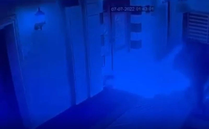 Caminin kapısının benzin dökülerek yakıldığı anlar kameraya yansıdı
