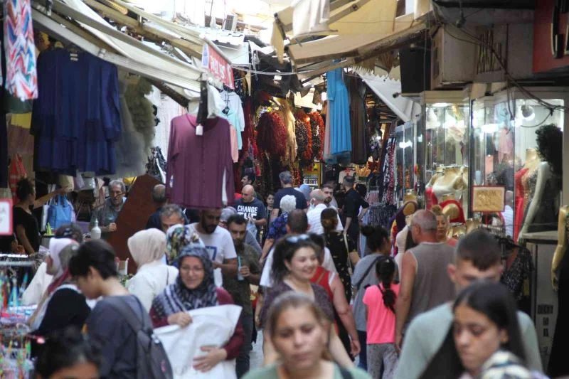 İzmir’deki Tarihi Kemeraltı Çarşısı’nda bayram hareketliliği
