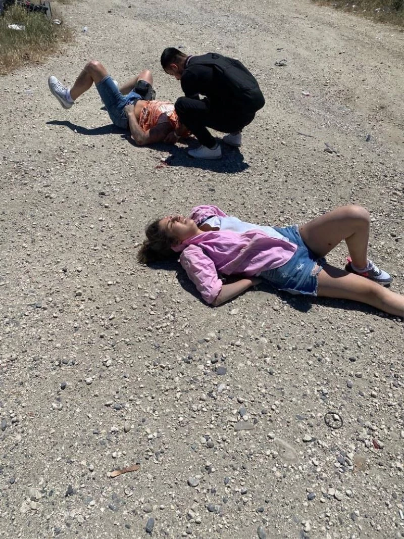 Motosikletlilerin tehlikeli yolculuğu zincirleme kazaya neden oldu: 2 yaralı
