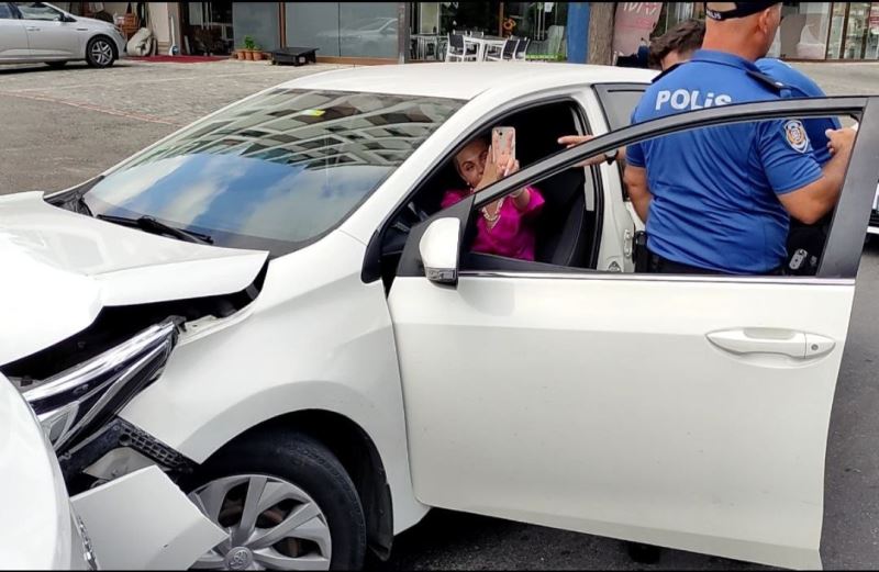Kaza yapan alkollü kadın turist araçtan inmedi, ikna etmeye çalışan polise direndi

