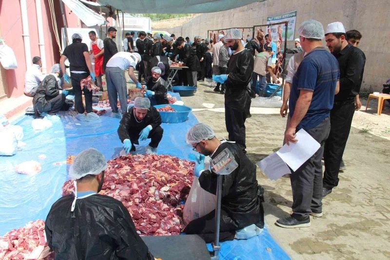 Van’da geleneksel toplu kurban kesimi
