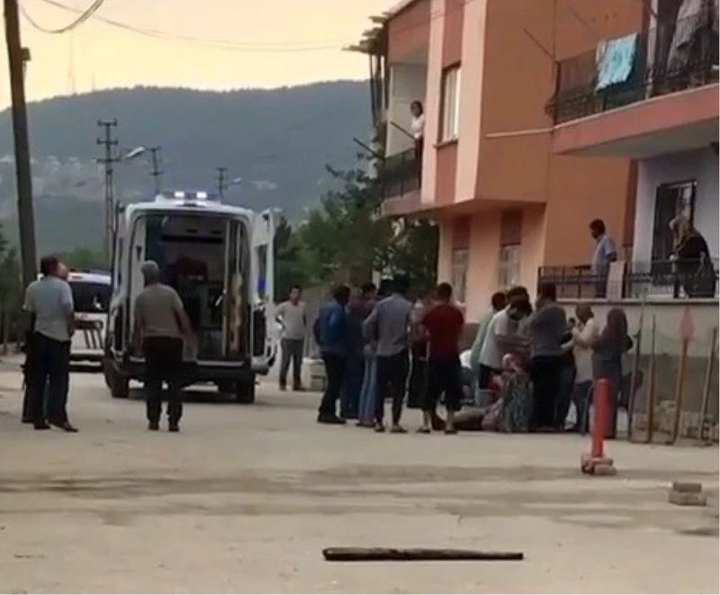 Annesiyle tartışan babasını öldürdü, komşunu yaraladı
