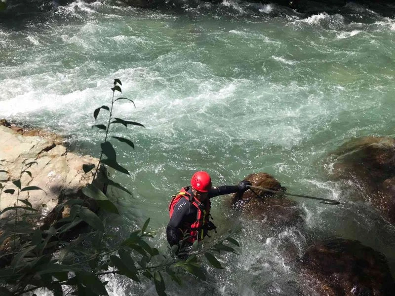 Müküs Çayı’nda kaybolan hemşireyi arama çalışmaları bayramda da devam ediyor
