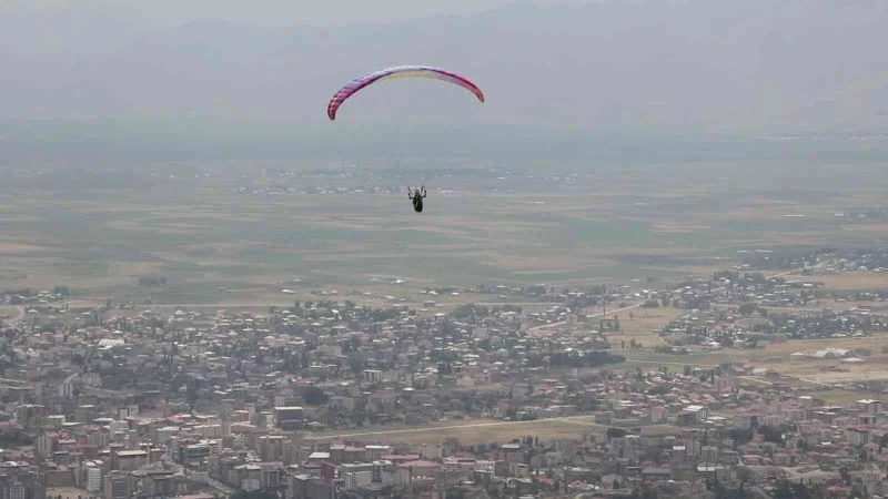 Yüksekova’da şehit oğlunun paraşütle uçma hayali gerçek oldu

