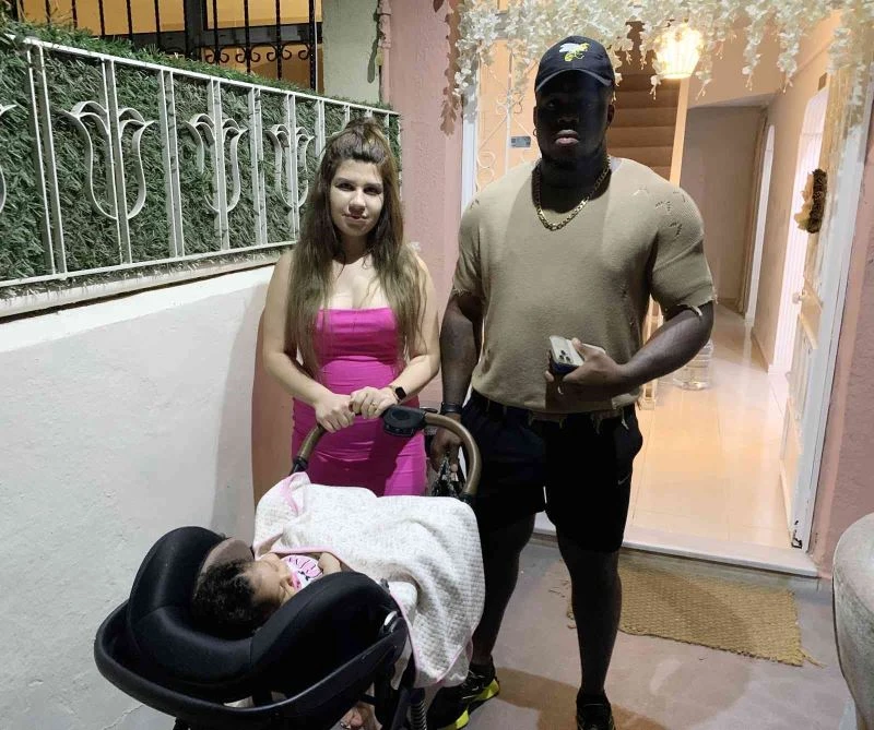 Uzun mesafeyi beğenmeyip bebekli anneyi taksiden indirdi
