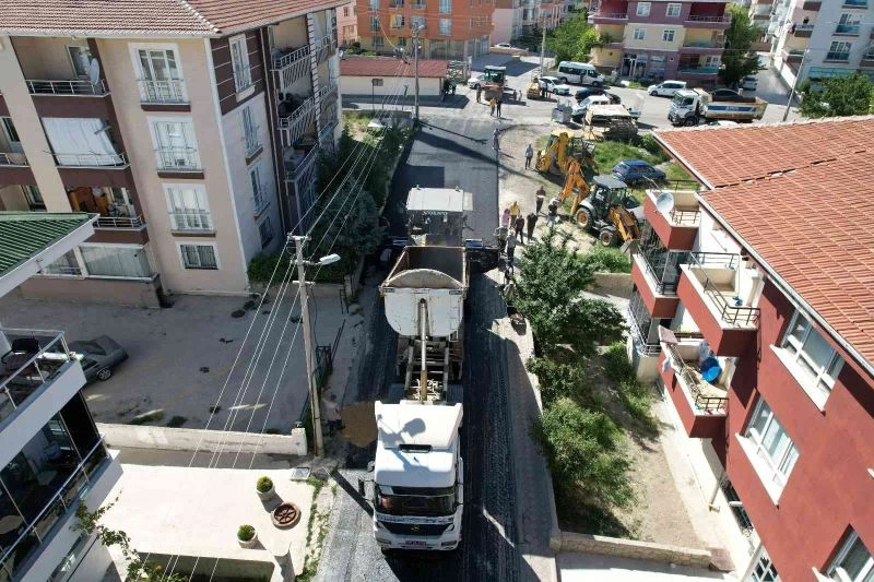 Sincan’da cadde ve sokaklar sıcak asfaltla kaplanıyor
