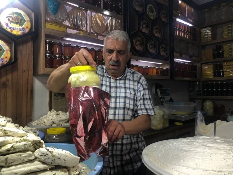 Van’ın meşhur otlu peyniri hediyelik olarak alınıyor
