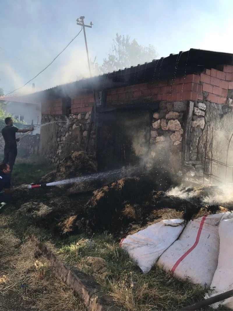 100’e yakın saman balyası kül oldu
