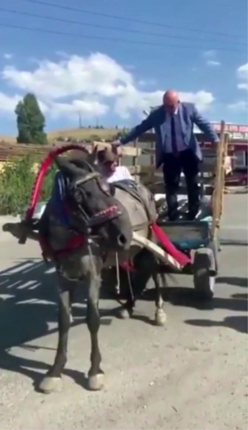 CHP Milletvekili Tanal, arabacıdan ’AK Partiliyim’ cevabını alınca at arabasından indi

