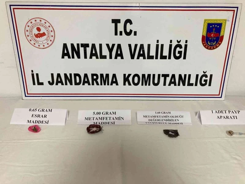 Antalya’da aranma kaydı bulunan şüpheli, jandarmaya yakalandı
