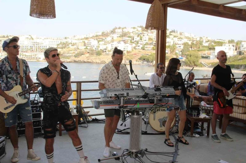 Deniz kenarından İskender Paydaş ile coştular
