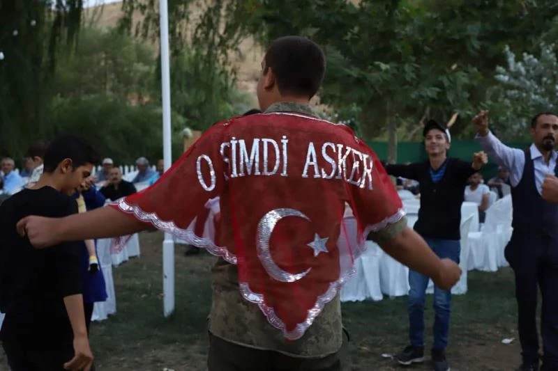 En büyük hayali asker olmaktı, engelli gence asker kınası yakıldı
