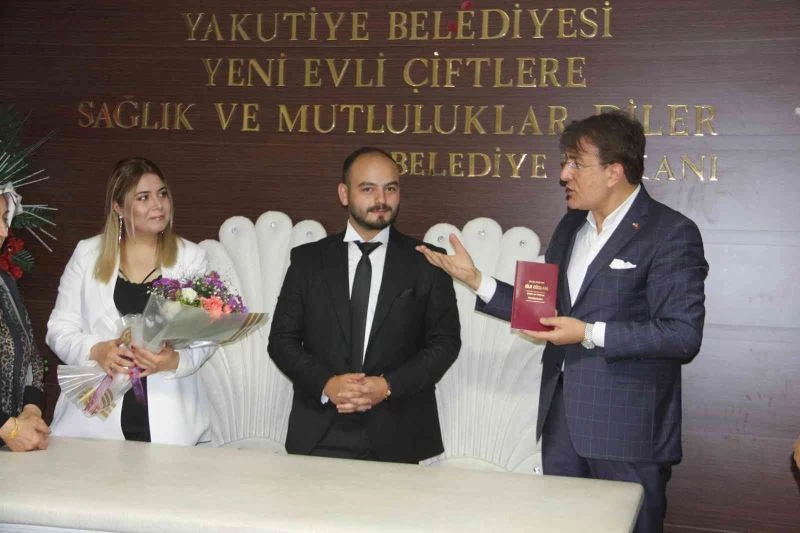 Önce nikah kıydılar, ardından koşarak haber yapmaya gittiler
