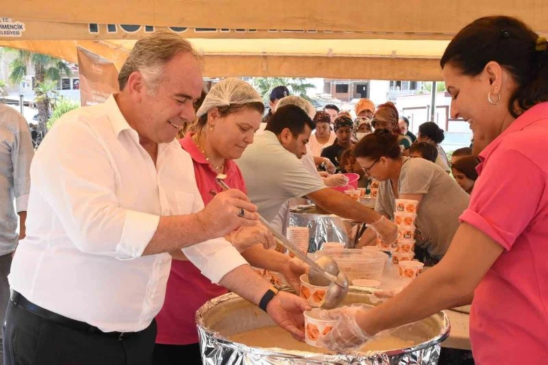 Başkan Öndeş, vatandaşlara aşure ikram etti
