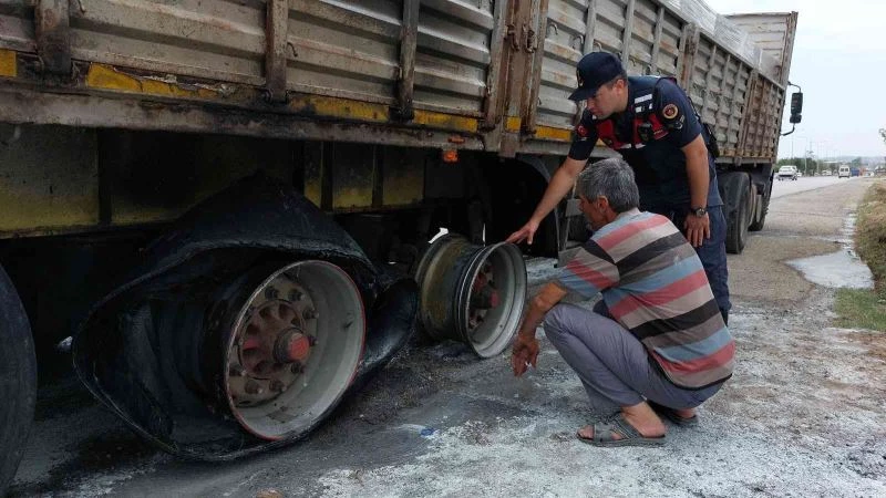 Seyir halindeki tırın lastikleri tutuştu
