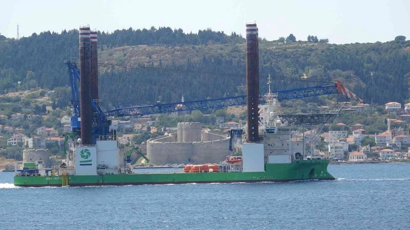 132 metre uzunluğundaki platform Çanakkale Boğazı’ndan geçti
