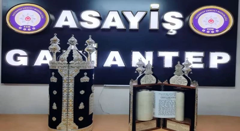 Sinagogdan 600 bin lira değerinde el yazması iki Tevrat’ı çalan hırsızlar tutuklandı
