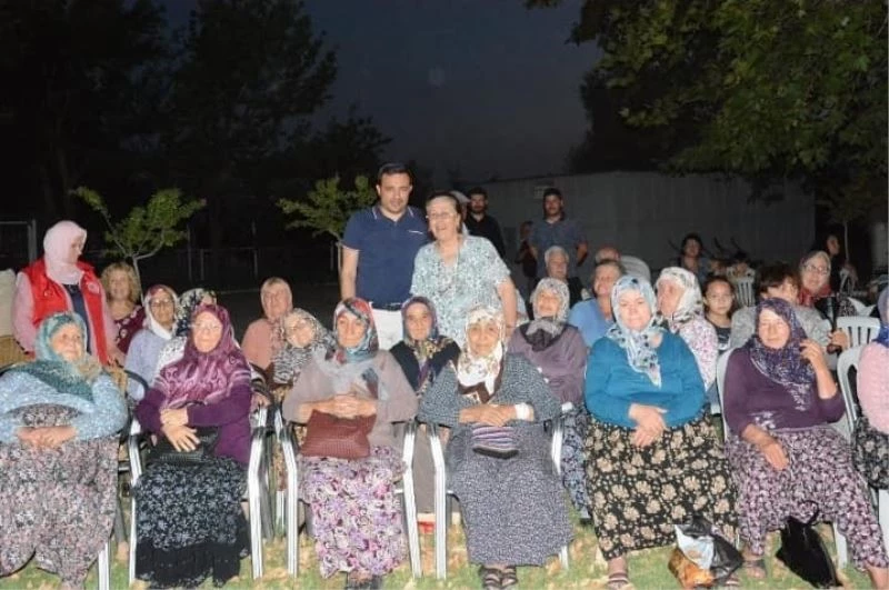 Ay ışığı altında nostaljik film izlediler
