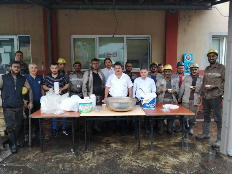 Yeşim, maden işçilerine aşure ikram etti
