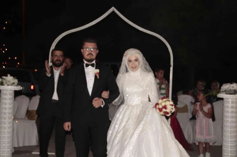 Binlerce çiftin nikahını kıyan baba, oğlunun nikahını da kendisi kıydı
