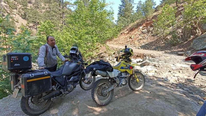 Dengesini kaybetti, 50 metrelik uçurumdan motosikletiyle yuvarlandı
