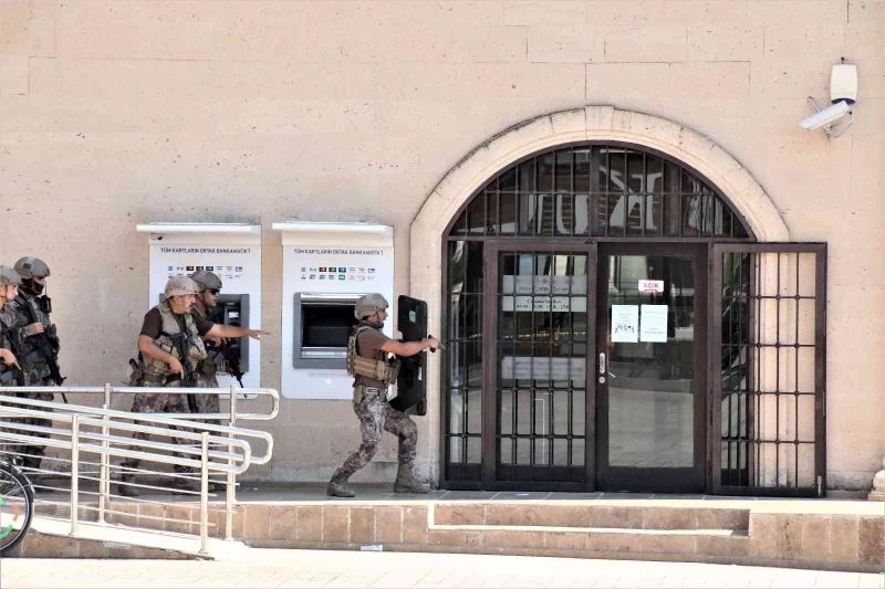 Banka şube müdürünü ve çalışanları rehin alan şahıs 2 saat sonra ikna edildi
