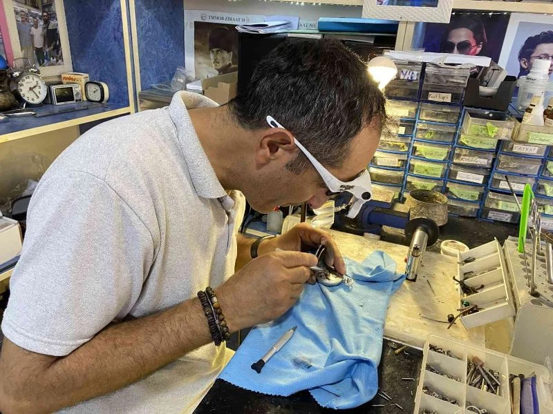 Kadıköy’de 4 kuşaklık vintage saat ve gözlük mazisi
