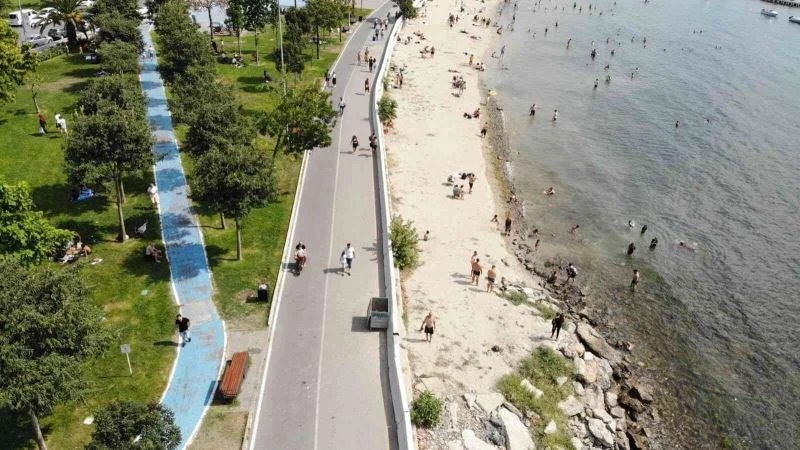 İstanbul 35 dereceyi gördü, Caddebostan Sahili’nde yoğunluk oluştu
