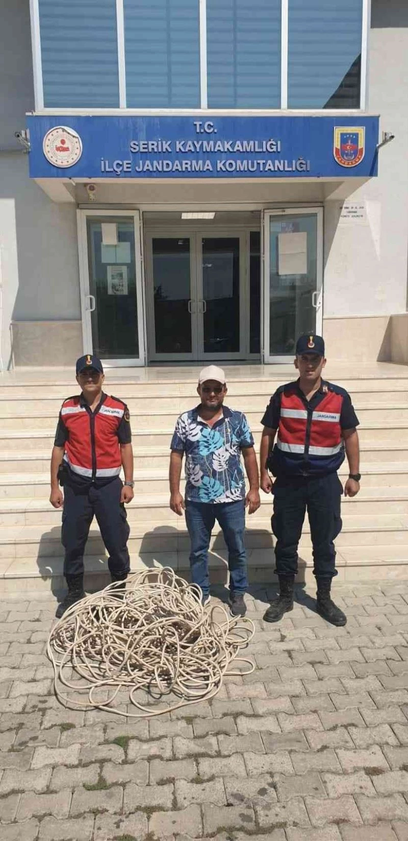 Seradan kablo çaldı, jandarmadan kaçamadı
