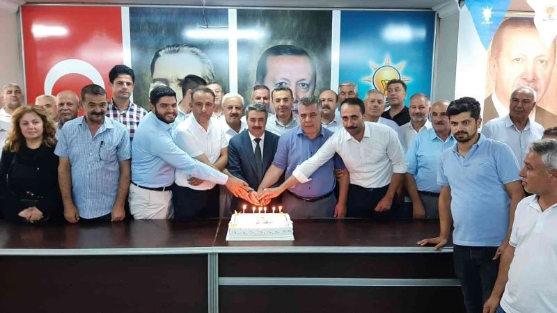 AK Parti’nin 21. yıl pastası kesildi

