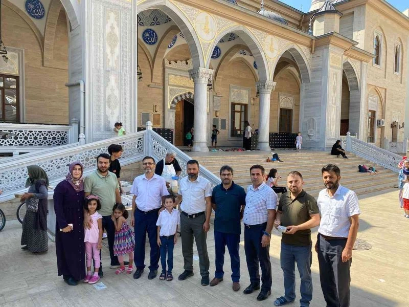 Kur’an kursu öğrencileri ve velilerinden aşure hayrı
