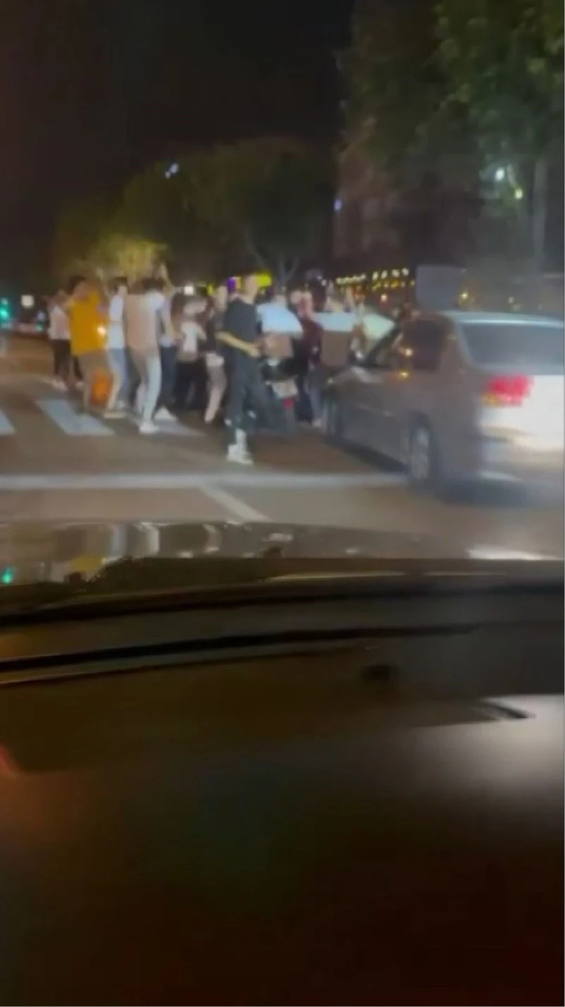 Asker eğlencesinde yolu trafiğe kapatıp oyunlar oynadılar
