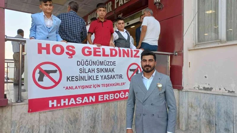 Mardin’deki aşiret düğününde örnek pankart: 