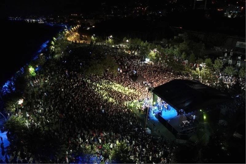 Sefo konserinde gençler birbirine girdi
