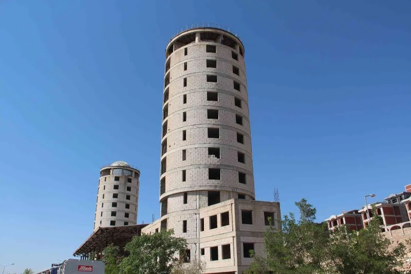 Ailesi tarafından terk edilen adam 12 katlı kuleye çıktı, ekipler ikna etti
