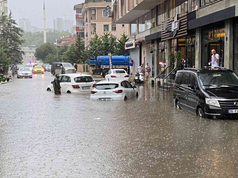 Anadolu Yakasında etkili olan yağış sonrası Maltepe’de sokaklar göle döndü. Yoğun yağış nedeniyle araçlar ve sürücüler sokakta mahsur kaldı.

