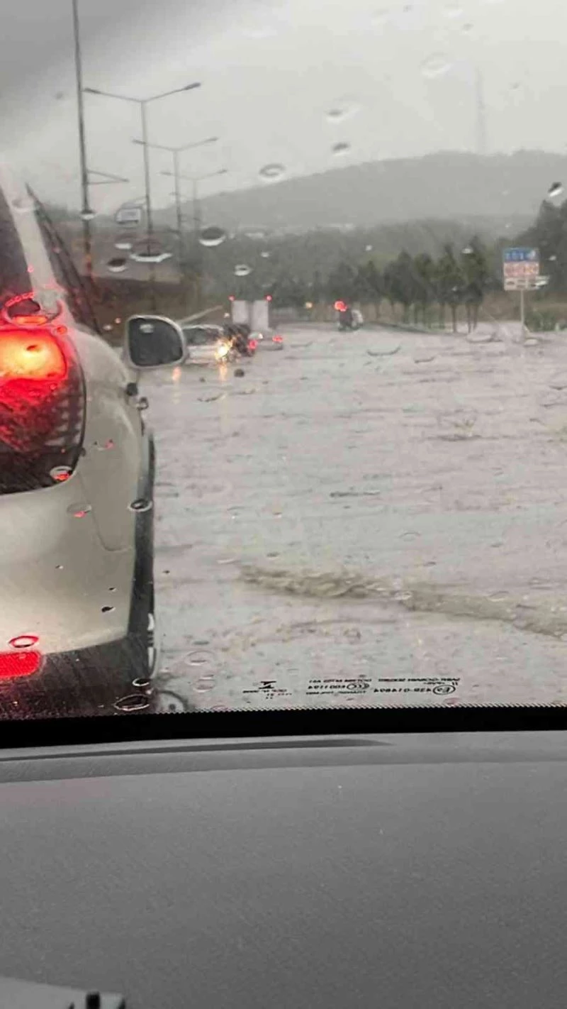 Şile otobanında yağış nedeniyle araçlar mahsur kaldı, sürücüler zor anlar yaşadı
