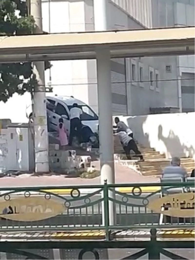 Otomobili merdivenden indirmeye çalıştı
