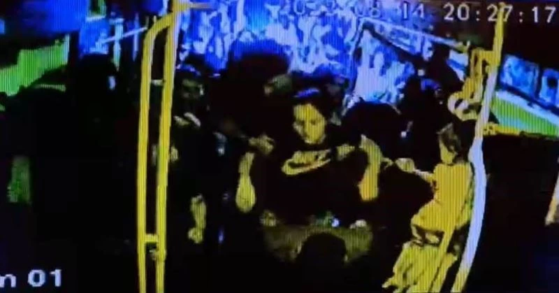 Fenalaşan yolcusunu sırtına yükleyip hastaneye götüren otobüs şoförü günün kahramanı oldu
