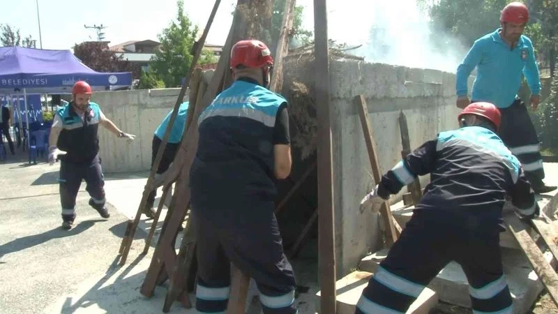 17 Ağustos  depremini anma programında nefes kesen tatbikat
