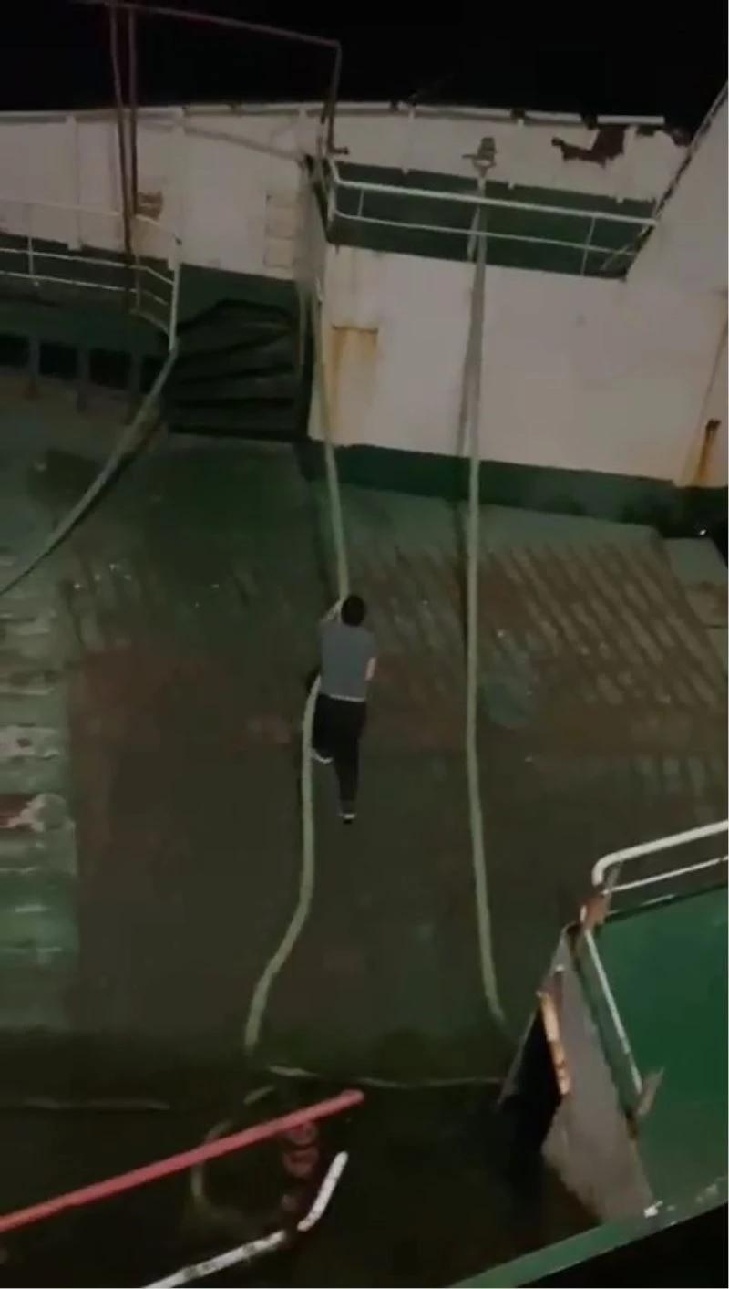 Maltepe’de tehlikeli oyun: Yan yatan gemiye girdi
