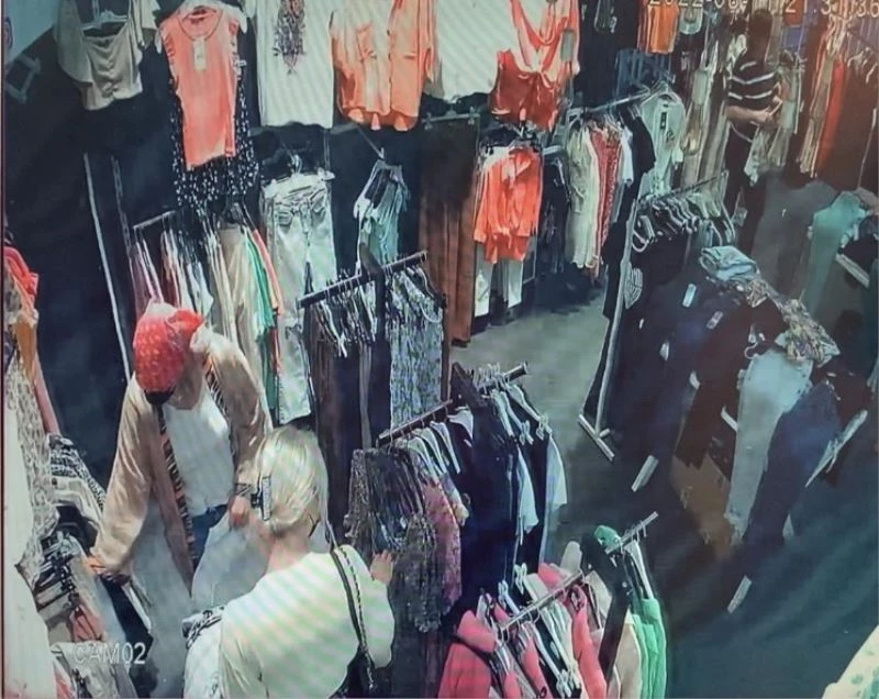 Ataşehir’de müşteri kılığındaki 4 kadın 8 dakikada 54 giysi çaldı
