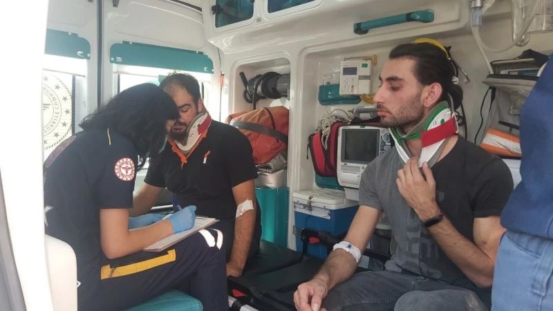 Otomobil kaygan zeminde yoldan çıktı: 3 yaralı
